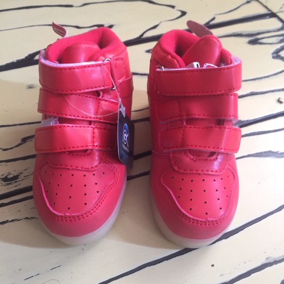 Kids red winged led light up shoe - Picture 4 of 6